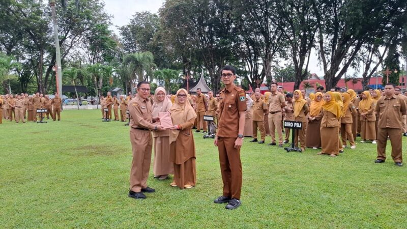Pj Sekda Sumbar Yozarwardi Usama Putra menyerahkan penghargaan kepada biro terbaik dalam ajang penghargaan internal. (Foto: adpsb)