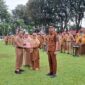 Pj Sekda Sumbar Yozarwardi Usama Putra menyerahkan penghargaan kepada biro terbaik dalam ajang penghargaan internal. (Foto: adpsb)