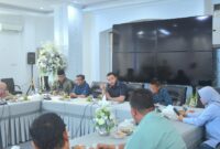 Wali Kota Padang, Fadly Amran dalam pertemuan dengan Direktur Usaha dan Pengembangan Bisnis Unand, Dr. dr. Andani Eka Putra beserta jajaran di Gedung Putih, Kediaman Resmi Wali Kota Padang, pada Sabtu (26/4/2025). (Foto: Prokopim Padang)