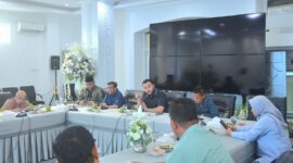 Wali Kota Padang, Fadly Amran dalam pertemuan dengan Direktur Usaha dan Pengembangan Bisnis Unand, Dr. dr. Andani Eka Putra beserta jajaran di Gedung Putih, Kediaman Resmi Wali Kota Padang, pada Sabtu (26/4/2025). (Foto: Prokopim Padang)