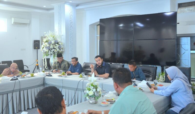 Wali Kota Padang, Fadly Amran dalam pertemuan dengan Direktur Usaha dan Pengembangan Bisnis Unand, Dr. dr. Andani Eka Putra beserta jajaran di Gedung Putih, Kediaman Resmi Wali Kota Padang, pada Sabtu (26/4/2025). (Foto: Prokopim Padang)