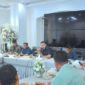 Wali Kota Padang, Fadly Amran dalam pertemuan dengan Direktur Usaha dan Pengembangan Bisnis Unand, Dr. dr. Andani Eka Putra beserta jajaran di Gedung Putih, Kediaman Resmi Wali Kota Padang, pada Sabtu (26/4/2025). (Foto: Prokopim Padang)