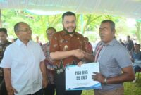 Wali Kota Padang, Fadly Amran secara simbolis menyerahkan bantuan sarana dan prasarana perikanan tangkap kepada nelayan di Lapangan Sepakbola Pebayan, Kelurahan Batang Arau, Kecamatan Padang Selatan, pada Kamis (24/4/2025). (Foto: Prokopim Padang)
