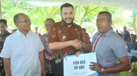 Wali Kota Padang, Fadly Amran secara simbolis menyerahkan bantuan sarana dan prasarana perikanan tangkap kepada nelayan di Lapangan Sepakbola Pebayan, Kelurahan Batang Arau, Kecamatan Padang Selatan, pada Kamis (24/4/2025). (Foto: Prokopim Padang)