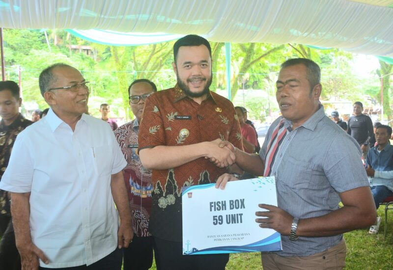 Wali Kota Padang, Fadly Amran secara simbolis menyerahkan bantuan sarana dan prasarana perikanan tangkap kepada nelayan di Lapangan Sepakbola Pebayan, Kelurahan Batang Arau, Kecamatan Padang Selatan, pada Kamis (24/4/2025). (Foto: Prokopim Padang)