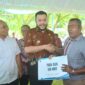 Wali Kota Padang, Fadly Amran secara simbolis menyerahkan bantuan sarana dan prasarana perikanan tangkap kepada nelayan di Lapangan Sepakbola Pebayan, Kelurahan Batang Arau, Kecamatan Padang Selatan, pada Kamis (24/4/2025). (Foto: Prokopim Padang)