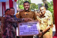 Wali Kota Padang Fadly Amran menyerahkan dana operasional RT/RW untuk wilayah Kecamatan Padang Selatan, Selasa (8/4/2025). (Foto: Prokopim Padang)