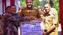 Wali Kota Padang Fadly Amran menyerahkan dana operasional RT/RW untuk wilayah Kecamatan Padang Selatan, Selasa (8/4/2025). (Foto: Prokopim Padang)