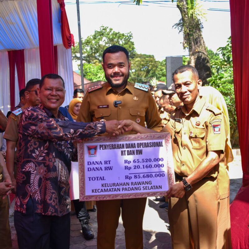 Wali Kota Padang Fadly Amran menyerahkan dana operasional RT/RW untuk wilayah Kecamatan Padang Selatan, Selasa (8/4/2025). (Foto: Prokopim Padang)