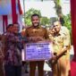 Wali Kota Padang Fadly Amran menyerahkan dana operasional RT/RW untuk wilayah Kecamatan Padang Selatan, Selasa (8/4/2025). (Foto: Prokopim Padang)