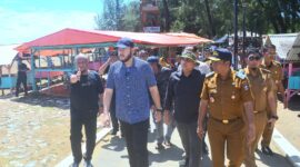 Wali Kota Padang Fadly Amran dan jajaran mengunjungi Pantai Air Manis Padang. (Foto: Prokopim Padang)