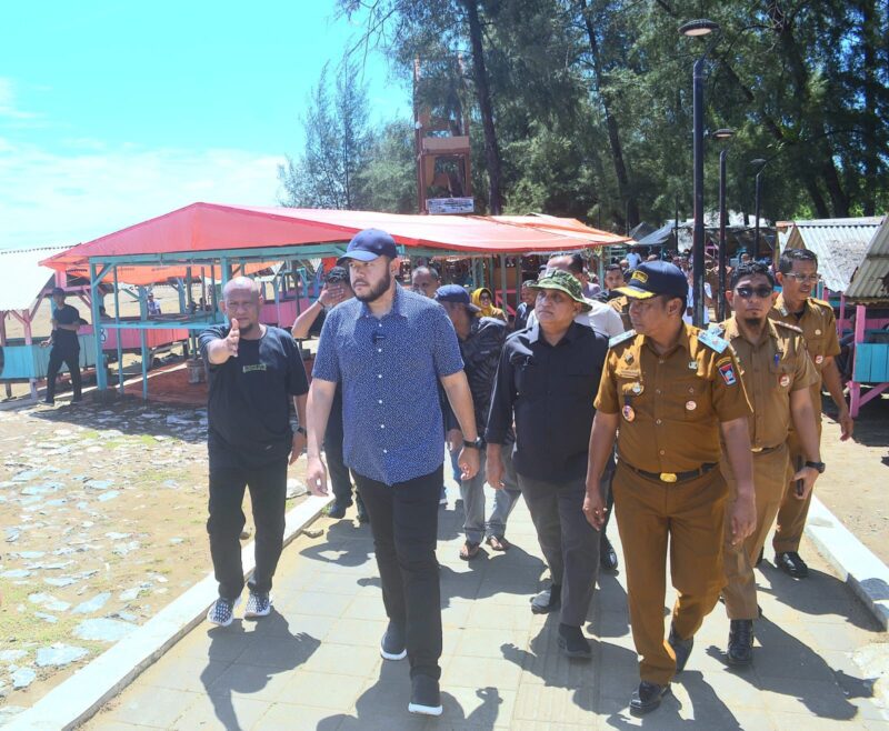 Wali Kota Padang Fadly Amran dan jajaran mengunjungi Pantai Air Manis Padang. (Foto: Prokopim Padang)