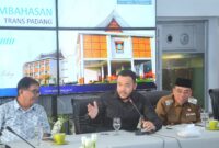 Wali Kota Padang, Fadly Amran menerima aspirasi operator dari enam koridor Trans Padang di Gedung Putih, kediaman resmi Wali Kota, Selasa (22/4/2025). (Foto: Prokopim Padang)
