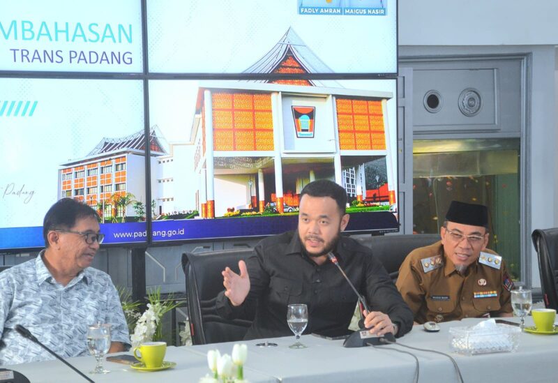 Wali Kota Padang, Fadly Amran menerima aspirasi operator dari enam koridor Trans Padang di Gedung Putih, kediaman resmi Wali Kota, Selasa (22/4/2025). (Foto: Prokopim Padang)