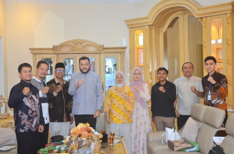 Wali Kota Padang Fadly Amran Fadly Amran saat audiensi bersama ATC Fakultas Kesehatan Masyarakat Unand, Jumat (18/4/2025). (Foto: Prokopim Padang)