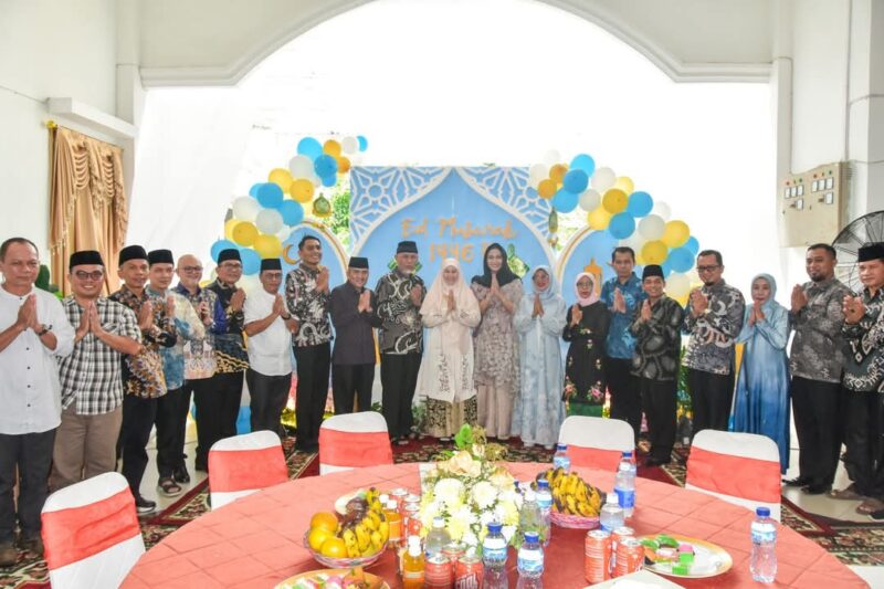 Bupati Dharmasraya, Annisa Suci Ramadhani dan Wabup Leli Arni beserta jajaran silaturahmi Idul Fitri 1446 H bersama Gubernur Sumbar Mahyeldi. (Foto: Pemkab Dharmasraya)