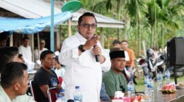 Bupati Tanah Datar Eka Putra membuka lomba pacu biduak di Talago Anguih, Senin (1/4/2025). (Foto: Prokopim Tanah Datar)
