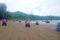 Pengunjung bermain ATV di objek wisata Pantai Air Manis. (Foto: FB Diskominfo Padang)