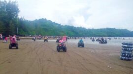 Pengunjung bermain ATV di objek wisata Pantai Air Manis. (Foto: FB Diskominfo Padang)