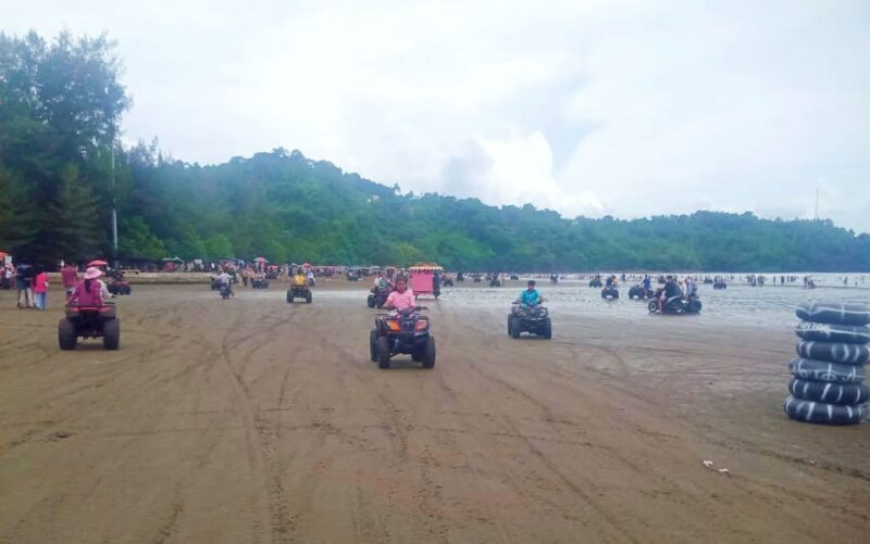 Pengunjung bermain ATV di objek wisata Pantai Air Manis. (Foto: FB Diskominfo Padang)