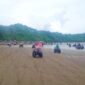 Pengunjung bermain ATV di objek wisata Pantai Air Manis. (Foto: FB Diskominfo Padang)