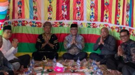 Bupati Pasbar Yulianto menghadiri silaturahmi Rumah Gadang Datuak Majolabiah di Nagari Pinaga Aua Kuniang, Rabu (2/4/2025). (Foto: Diskominfo Pasbar)