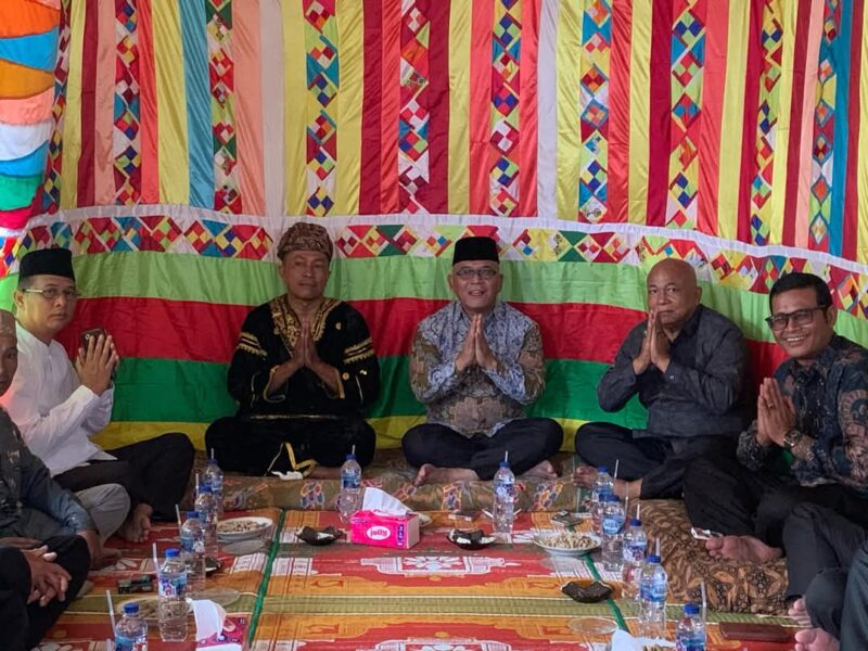 Bupati Pasbar Yulianto menghadiri silaturahmi Rumah Gadang Datuak Majolabiah di Nagari Pinaga Aua Kuniang, Rabu (2/4/2025). (Foto: Diskominfo Pasbar)