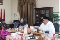 Bupati Dharmasraya, Annisa Suci Ramadhani saat pertemuan dengan
Kepala Bappeda Sumbar Medi Iswandi. (Foto: Pemkab Dharmasraya)