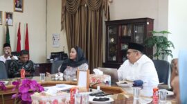 Bupati Dharmasraya, Annisa Suci Ramadhani saat pertemuan dengan
Kepala Bappeda Sumbar Medi Iswandi. (Foto: Pemkab Dharmasraya)