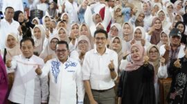 Bupati Tanah Datar Eka Putra saat Reuni Akbar Lintas Angkatan 2025 di Aula SMA Negeri 1 Lintau Buo, Kamis (3/4/2025). (Foto: Prokopim Tanah Datar)