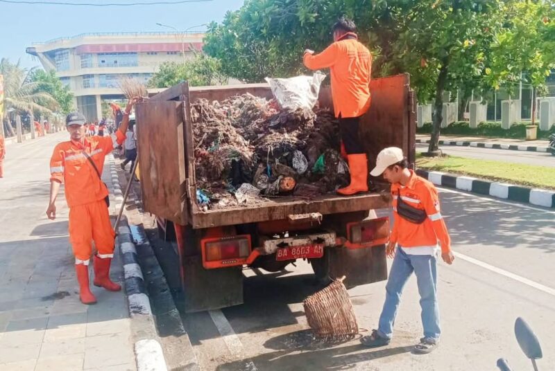 DLH Padang mencatat kenaikan sampah hingga 180% sehari sebelum Lebaran. (Foto: FB Diskominfo Padang)