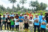 Wakil Wali Kota Payakumbuh Elzadaswarman panen bawang merah bersama Keltan Serasih di Kelurahan Koto Panjang Payobasung, Kamis (3/4/2025). (Foto: Pemko Payakumbuh)