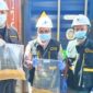 Petugas Karantina Sumatera Barat memeriksa 16 kontainer bungkil jagung impor dari Amerika Serikat di Pelabuhan Teluk Bayur. (Foto: Balai Karantina Sumbar)