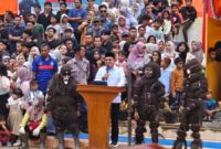 Bupati Eka Putra menutup Sepekan Pagelaran Seni Alek Anak Nagari di Andaleh Baruah Bukik, Minggu (6/4/2025). (Foto: Prokopim Tanah Datar)