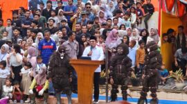 Bupati Eka Putra menutup Sepekan Pagelaran Seni Alek Anak Nagari di Andaleh Baruah Bukik, Minggu (6/4/2025). (Foto: Prokopim Tanah Datar)