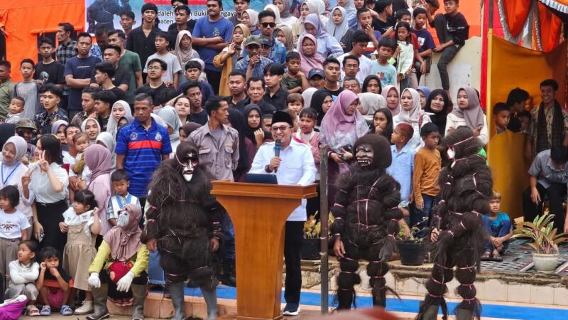 Bupati Eka Putra menutup Sepekan Pagelaran Seni Alek Anak Nagari di Andaleh Baruah Bukik, Minggu (6/4/2025). (Foto: Prokopim Tanah Datar)