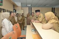 Gubernur Sumbar Mahyeldi Ansharullah menggelar sidak di Kantor Dinas BMCKTR Sumbar, Selasa (8/4/2025). (Foto: Pemprov Sumbar)