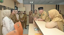 Gubernur Sumbar Mahyeldi Ansharullah menggelar sidak di Kantor Dinas BMCKTR Sumbar, Selasa (8/4/2025). (Foto: Pemprov Sumbar)
