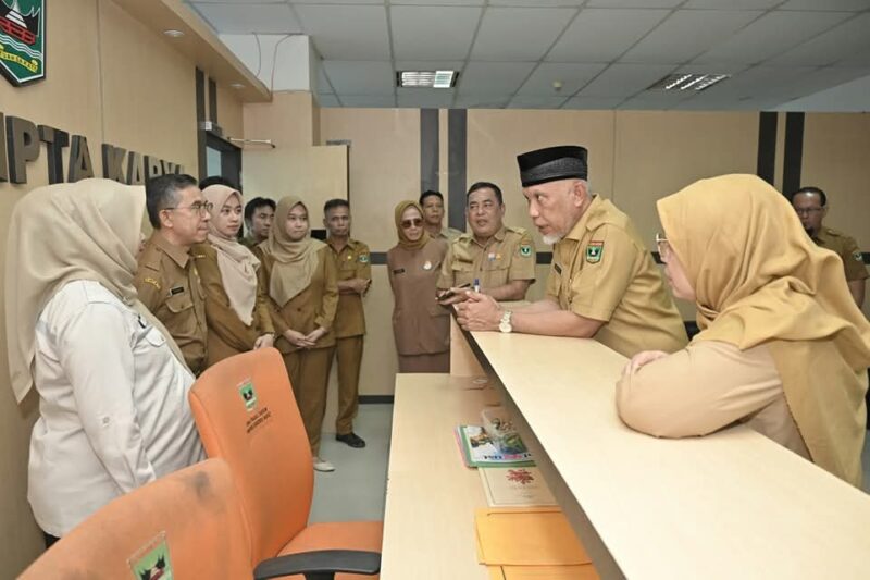Gubernur Sumbar Mahyeldi Ansharullah menggelar sidak di Kantor Dinas BMCKTR Sumbar, Selasa (8/4/2025). (Foto: Pemprov Sumbar)
