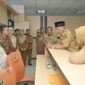 Gubernur Sumbar Mahyeldi Ansharullah menggelar sidak di Kantor Dinas BMCKTR Sumbar, Selasa (8/4/2025). (Foto: Pemprov Sumbar)