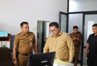Wali Kota Padang Panjang Hendri Arnis melakukan sidak sejumlah instansi di hari pertama masuk kerja usai libur Lebaran, Selasa (8/4/2025). (Foto: Diskominfo Padang Panjang)