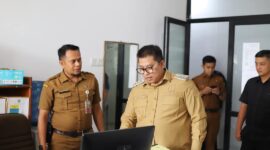 Wali Kota Padang Panjang Hendri Arnis melakukan sidak sejumlah instansi di hari pertama masuk kerja usai libur Lebaran, Selasa (8/4/2025). (Foto: Diskominfo Padang Panjang)