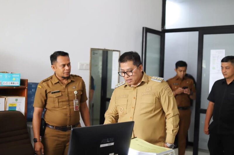 Wali Kota Padang Panjang Hendri Arnis melakukan sidak sejumlah instansi di hari pertama masuk kerja usai libur Lebaran, Selasa (8/4/2025). (Foto: Diskominfo Padang Panjang)