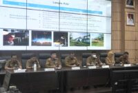 Wali Kota Padang, Fadly Amran dalam High Level Meeting di Ruangan Abu Bakar Jaar, Selasa (8/4/2025). (Foto: FB Diskominfo Padang)