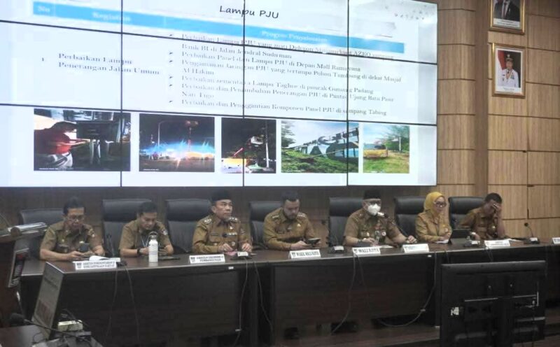 Wali Kota Padang, Fadly Amran dalam High Level Meeting di Ruangan Abu Bakar Jaar, Selasa (8/4/2025). (Foto: FB Diskominfo Padang)