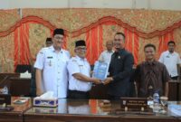 Bupati Pasbar, Yulianto menyerahkan LKPJ Bupati Tahun Anggaran 2024 kepada DPRD. (Foto: Diskominfo Pasbar)