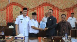 Bupati Pasbar, Yulianto menyerahkan LKPJ Bupati Tahun Anggaran 2024 kepada DPRD. (Foto: Diskominfo Pasbar)