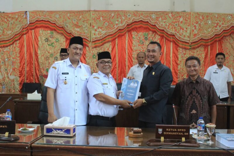 Bupati Pasbar, Yulianto menyerahkan LKPJ Bupati Tahun Anggaran 2024 kepada DPRD. (Foto: Diskominfo Pasbar)