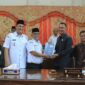 Bupati Pasbar, Yulianto menyerahkan LKPJ Bupati Tahun Anggaran 2024 kepada DPRD. (Foto: Diskominfo Pasbar)
