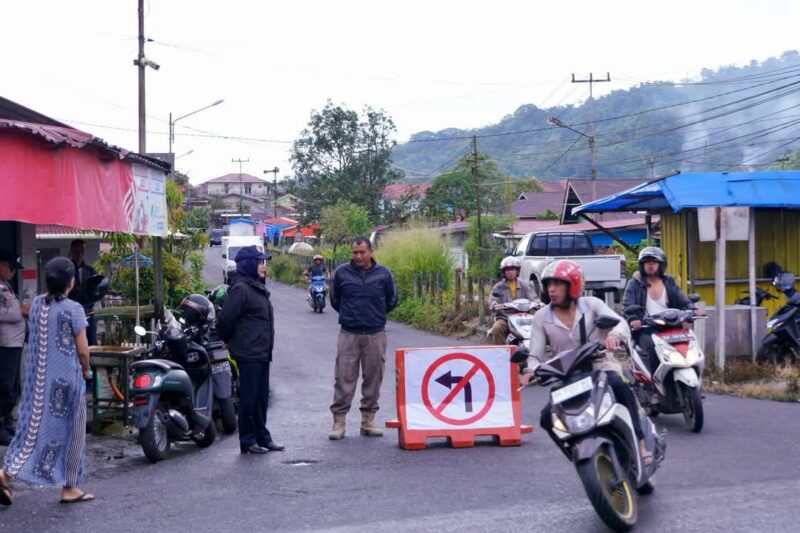 Hari kedua uji coba sistem satu arah di sejumlah ruas jalan di Kota Padang Panjang berjalan lancar dan tertib, Kamis (10/4/2025). (Foto: Diskominfo Padang Panjang)